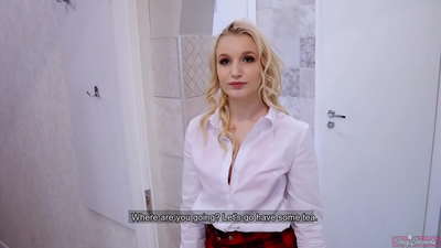 Jonge studente bedriegt haar vriendje met zijn vriend en komt in haar kutje!